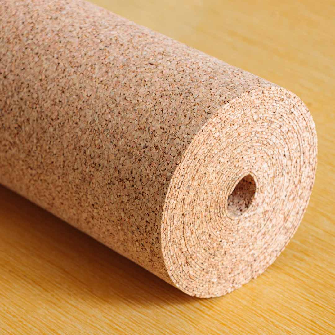 Corcho 2mm enrollado sobre una superficie de madera