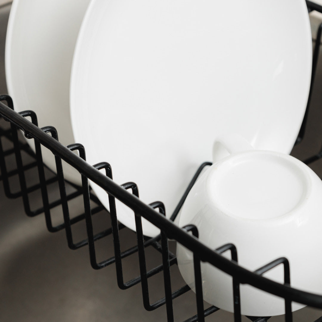 Escurridor a medida para poza 002 detalle de los platos y tazas en la canastilla