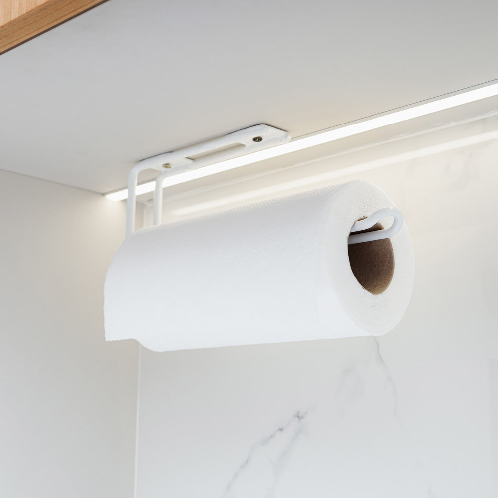 Porta rollo de papel plastificado 002 en color blanco, instalado bajo un mueble con rollo de papel