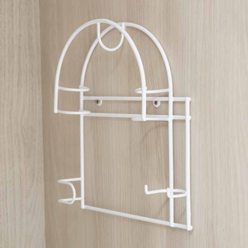 Porta tubo de aspiradora en color blanco, vacío sobre un panel de madera