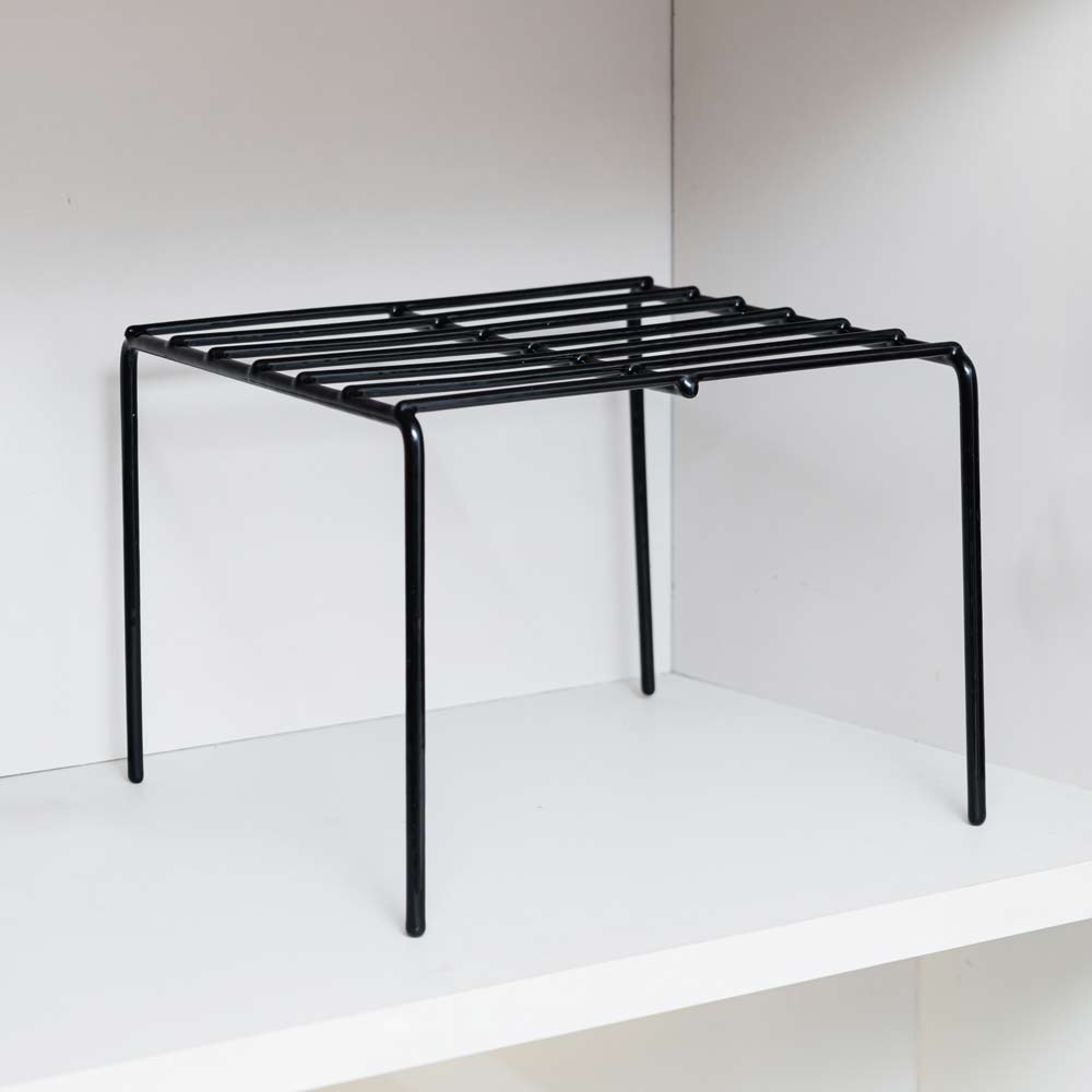 Repisa para reposteros de cocina en color negro, vacía dentro de un mueble