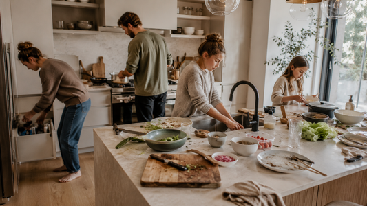 Cómo organizar una cocina donde cocinan varias personas a la vez