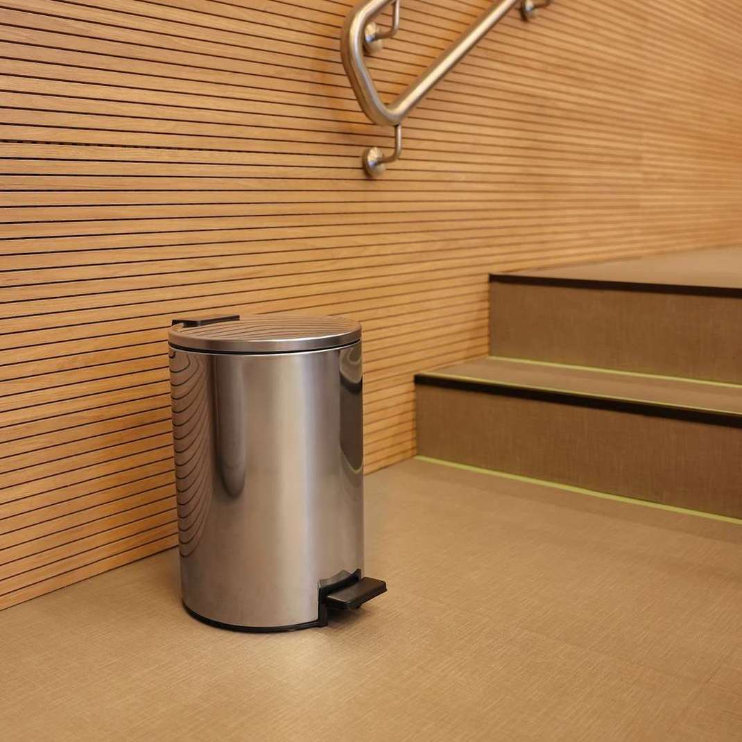 Basurero de acero con pedal