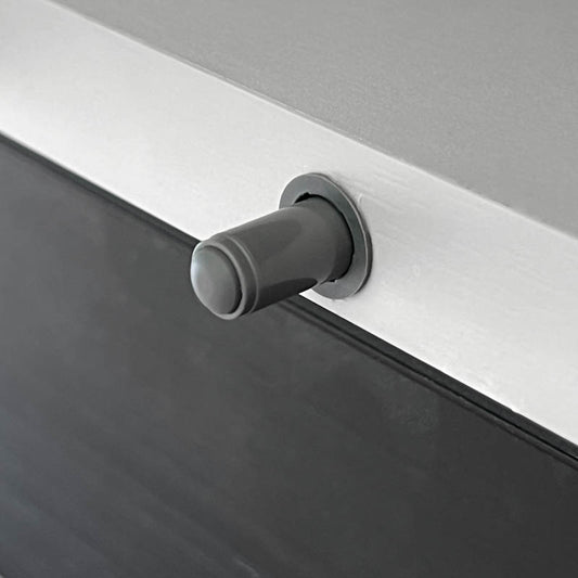 Amortiguador para puertas de mobiliario instalado en el borde de un mueble