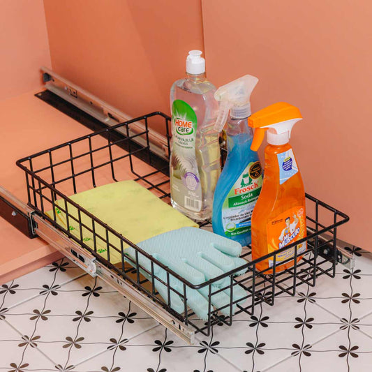 Canastilla deslizable para productos de limpieza en color negro, con botellas y esponjas