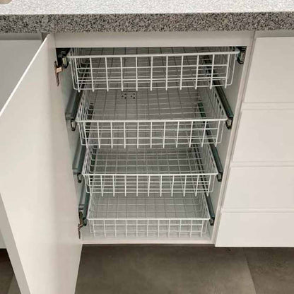 Canastilla Plastificada con canastillas blancas vacías dentro de un mueble