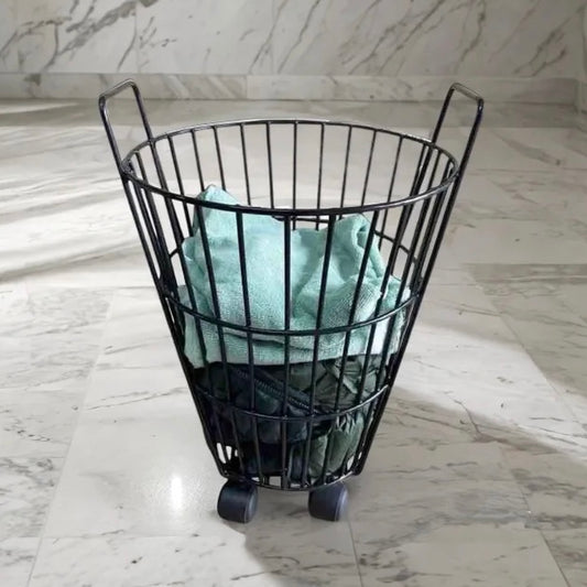 Cesta para ropa sucia negra con prendas dentro y ruedas en la base