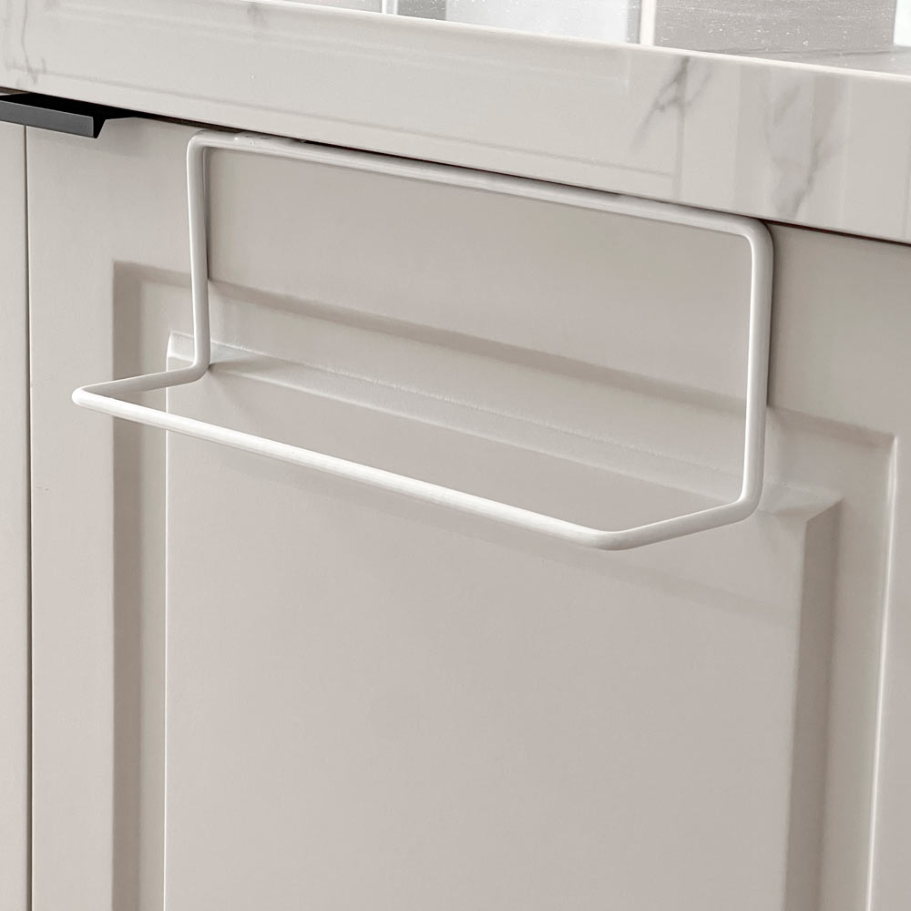 Colgador de secadores en color blanco, instalado en una puerta