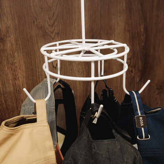 Colgador giratorio para closet en color blanco, con accesorios colgados en sus ganchos
