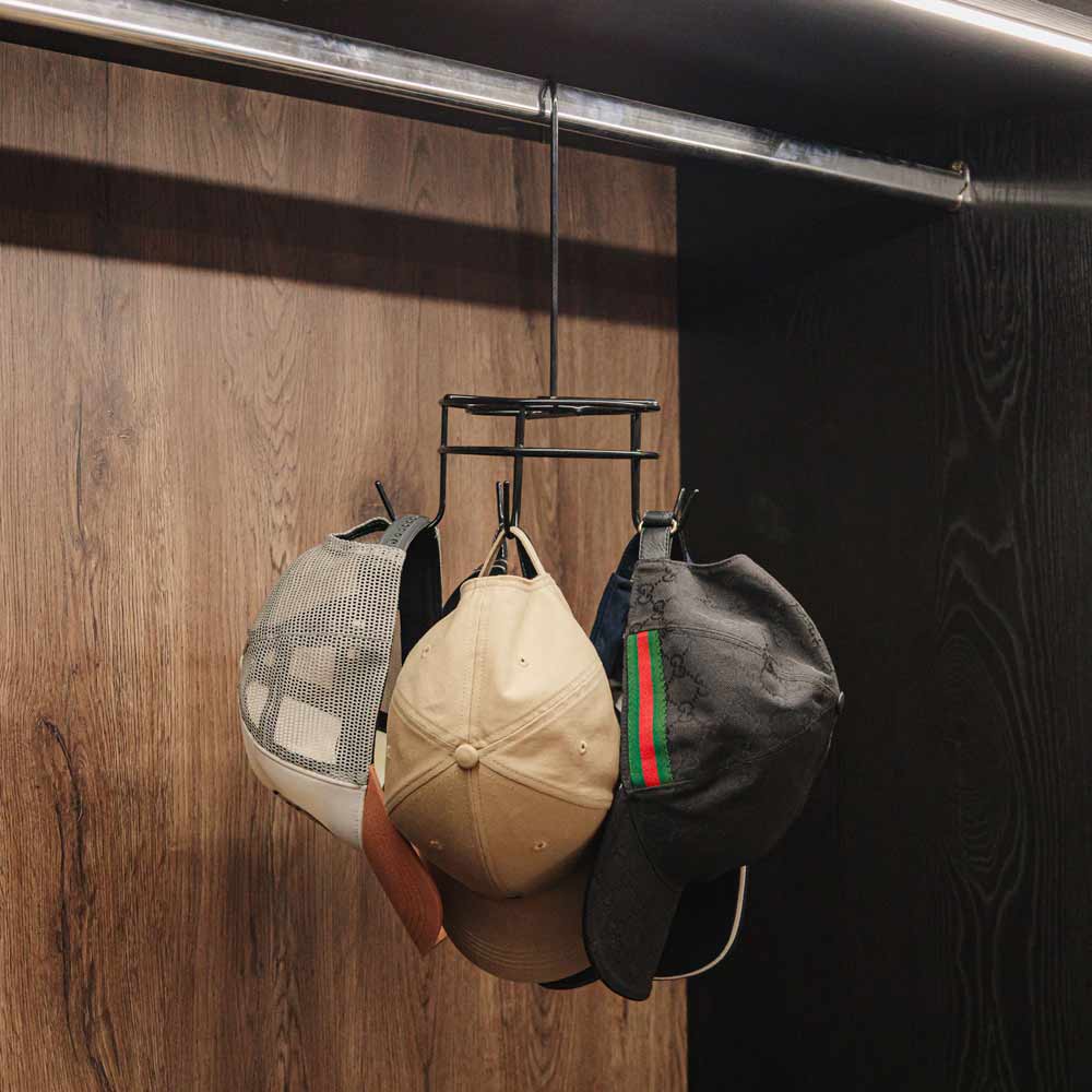 Colgador giratorio para closet en color negro, con accesorios colgados en sus ganchos