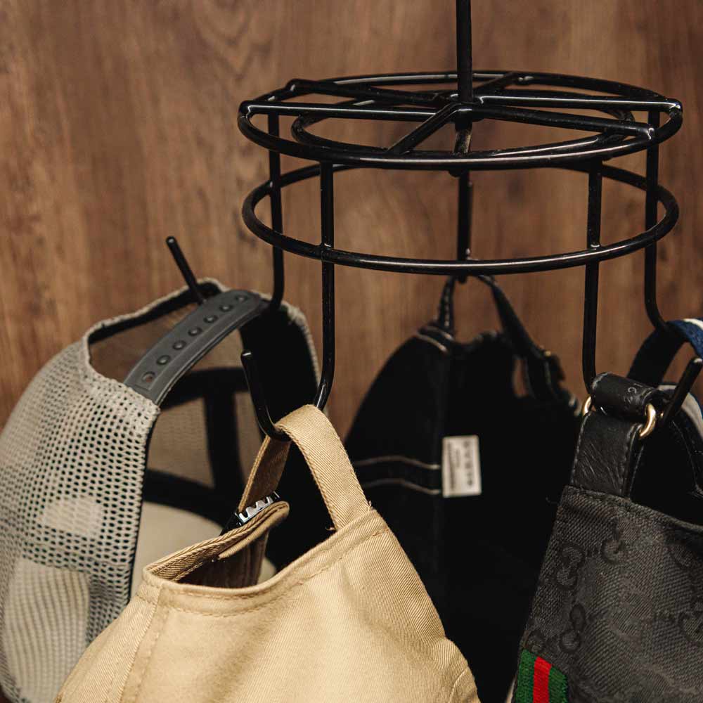 Colgador giratorio para closet en color negro, con accesorios colgados en sus ganchos