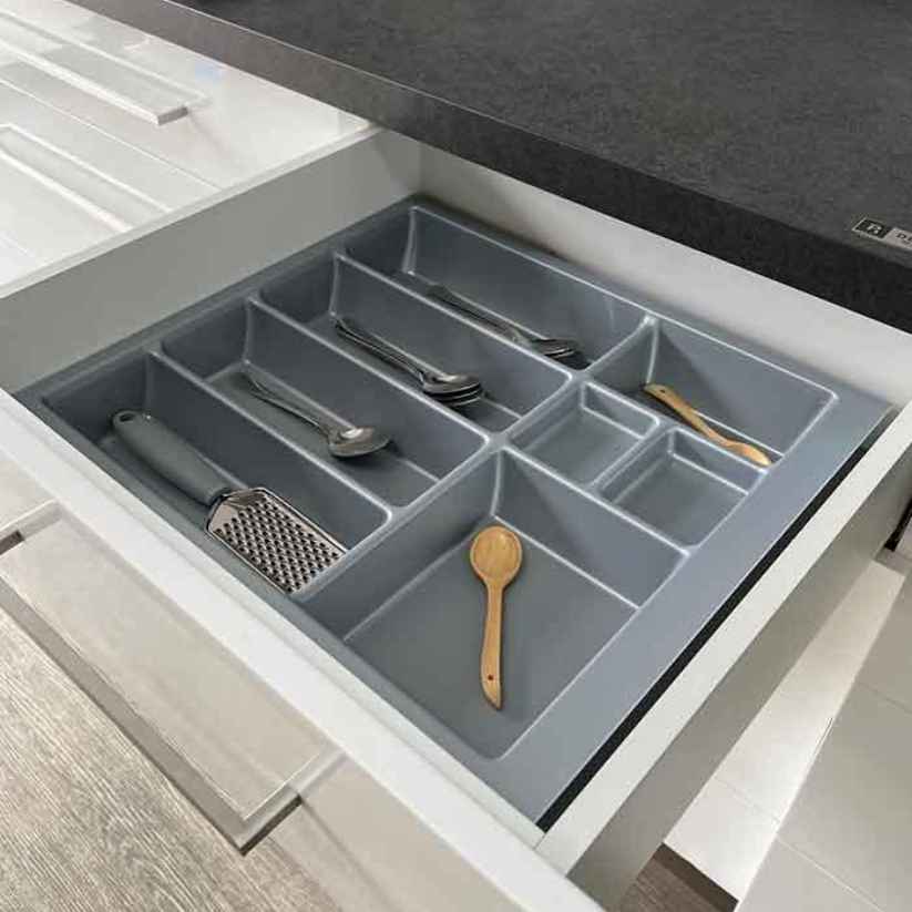 Cubertero 009 gris con cubiertos y utensilios dentro de un cajón