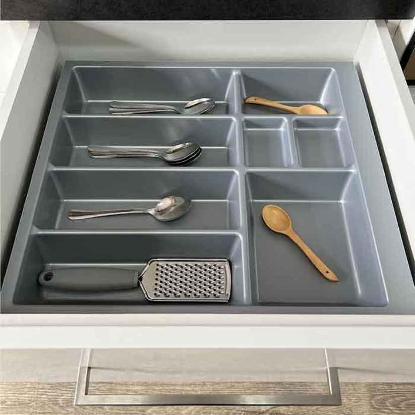 Cubertero 009 gris con cubiertos y utensilios dentro de un cajón