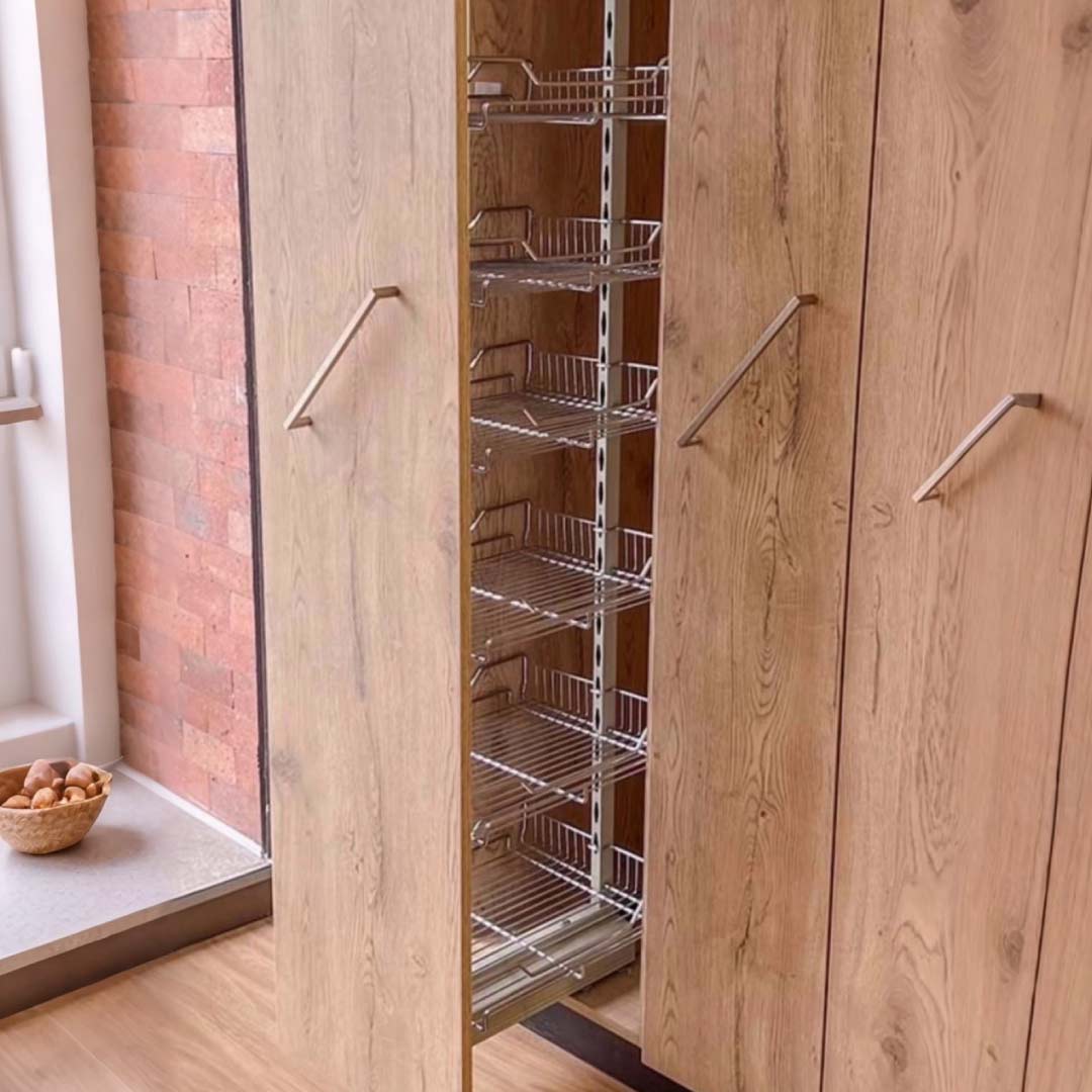 Despensa extraíble de 6 niveles módulo 40 cm vacía y extraída de un mueble alto