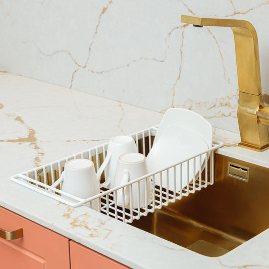 Escurridor a medida para poza 001 en color blanco, sobre el lavadero con platos y tazas