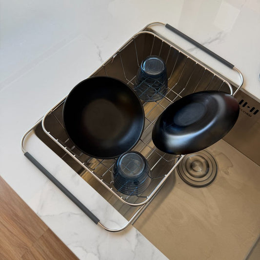 Escurridor extensible con platos y vasos sobre el lavadero