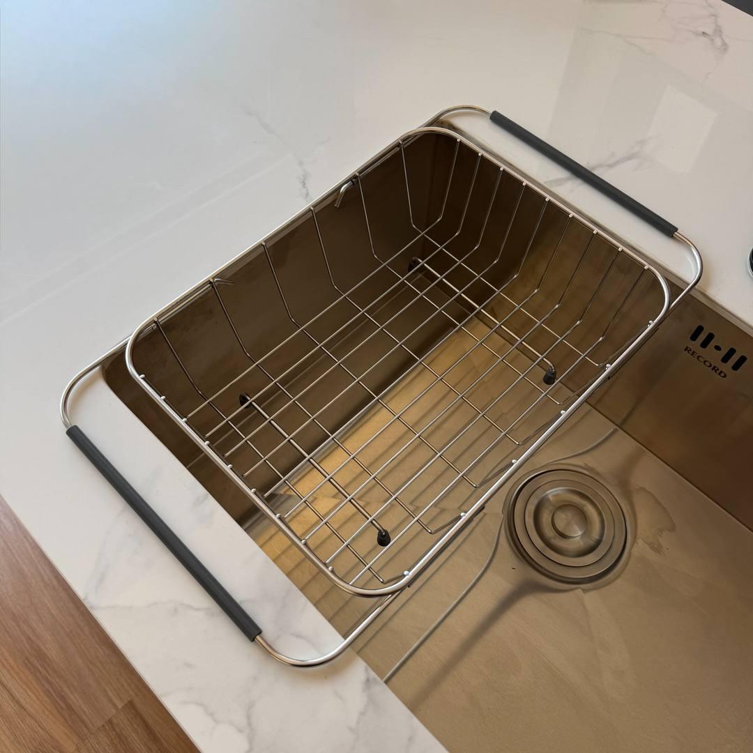 Escurridor extensible vacío sobre el lavadero