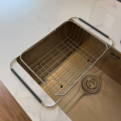 Escurridor extensible vacío sobre el lavadero