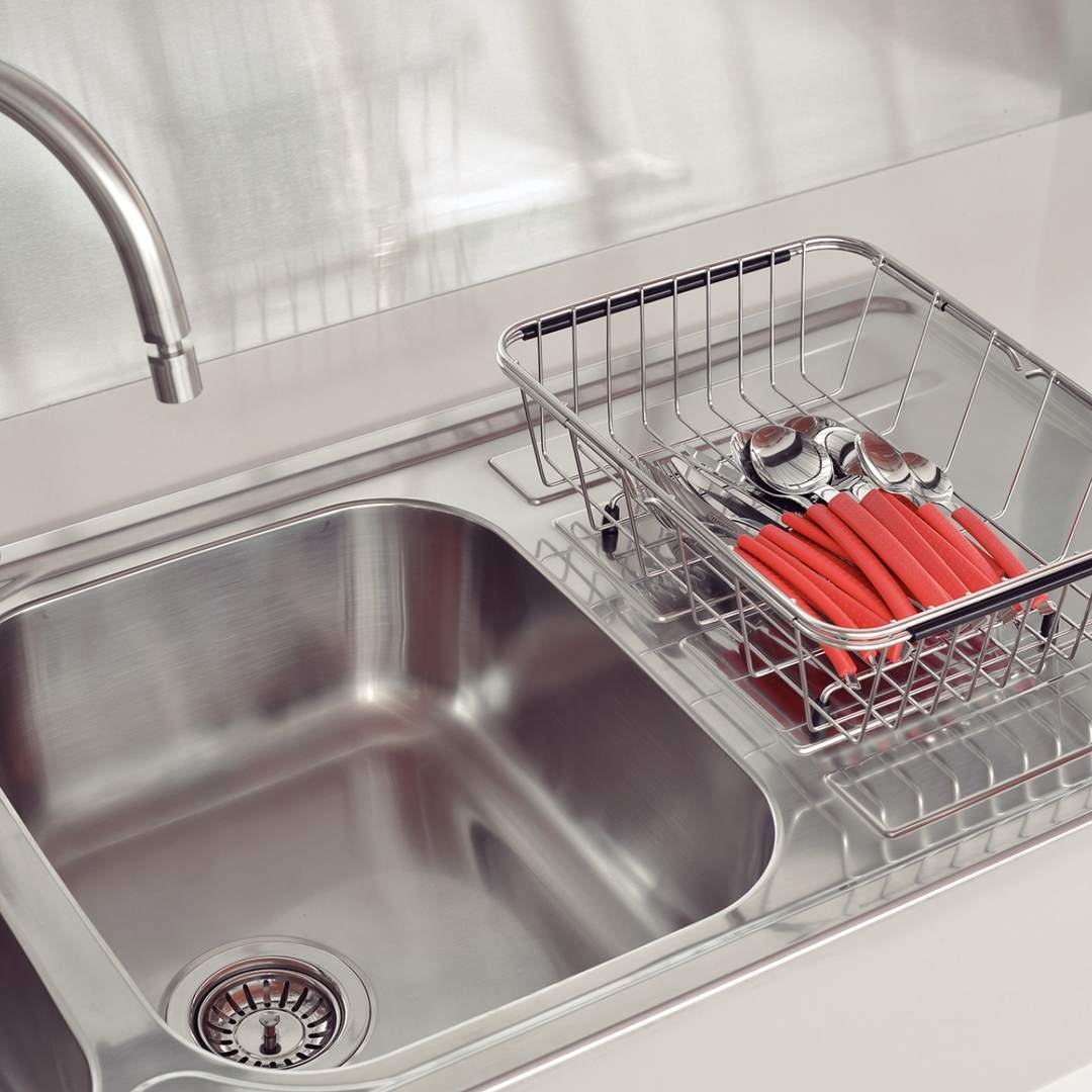 Escurridor extensible con cubiertos junto al lavadero