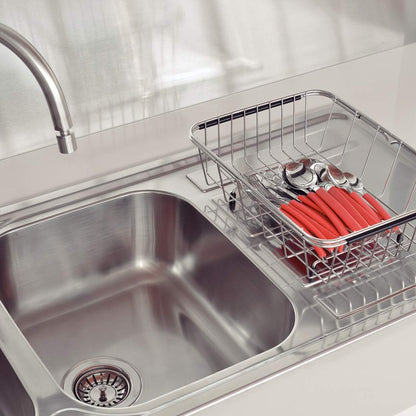 Escurridor extensible con cubiertos junto al lavadero