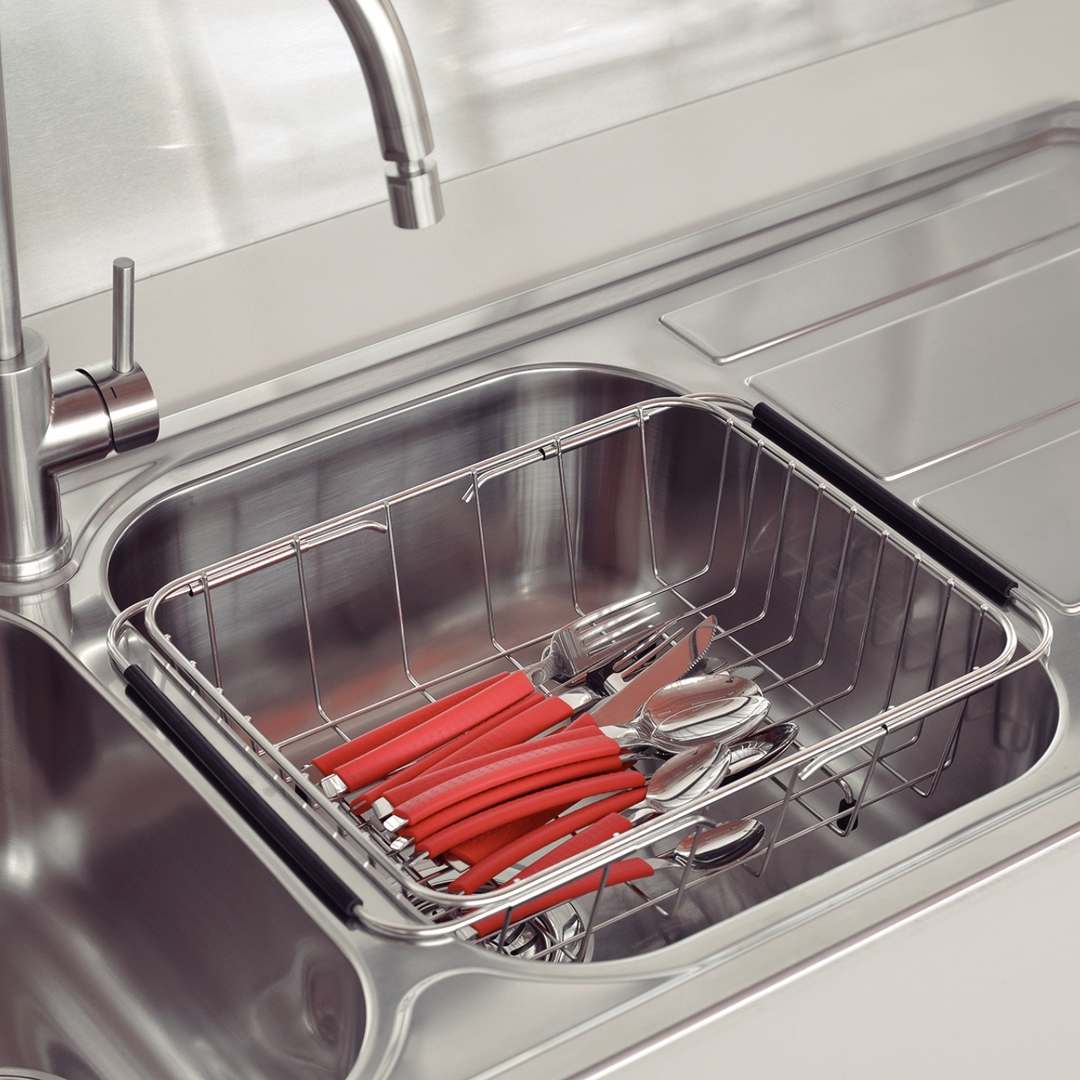 Escurridor extensible con cubiertos dentro del lavadero
