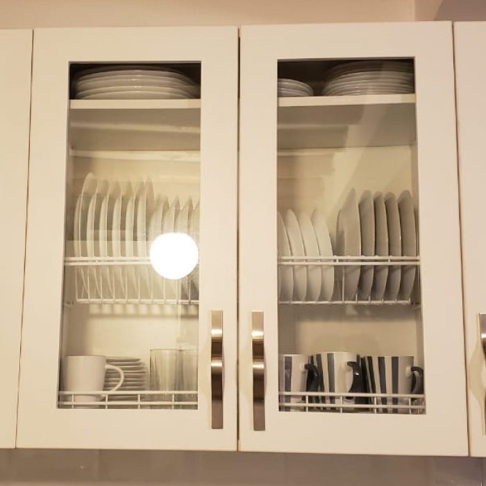 escurridor de platos en mueble alto de cocina