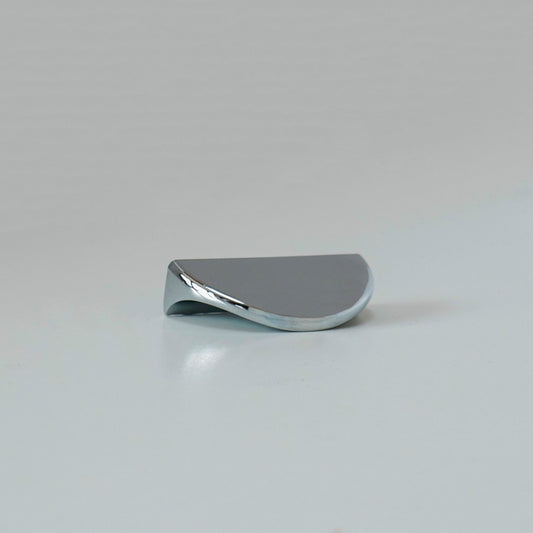 Jalador NK cromo vista en perspectiva de su superficie brillante