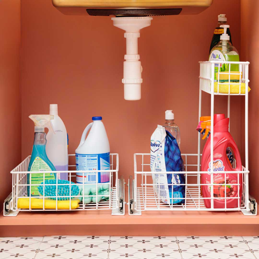 Kit organizador bajo lavadero 001 en color blanco, con productos y accesorios de limpieza bajo el lavadero