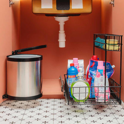 Kit organizador bajo lavadero 002 instalado bajo el lavadero con productos de limpieza