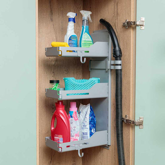 Organizador de artículos de limpieza Sesam con productos de limpieza y una manguera de aspiradora en el interior de una puerta