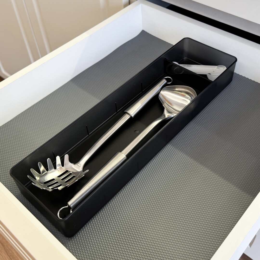 Organizador de cajón 001 con utensilios de cocina dentro del cajón