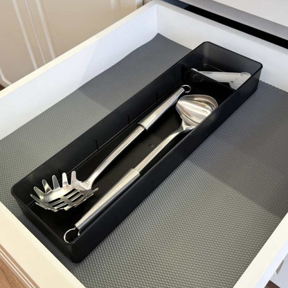 Organizador de cajón 001 con utensilios de cocina dentro del cajón