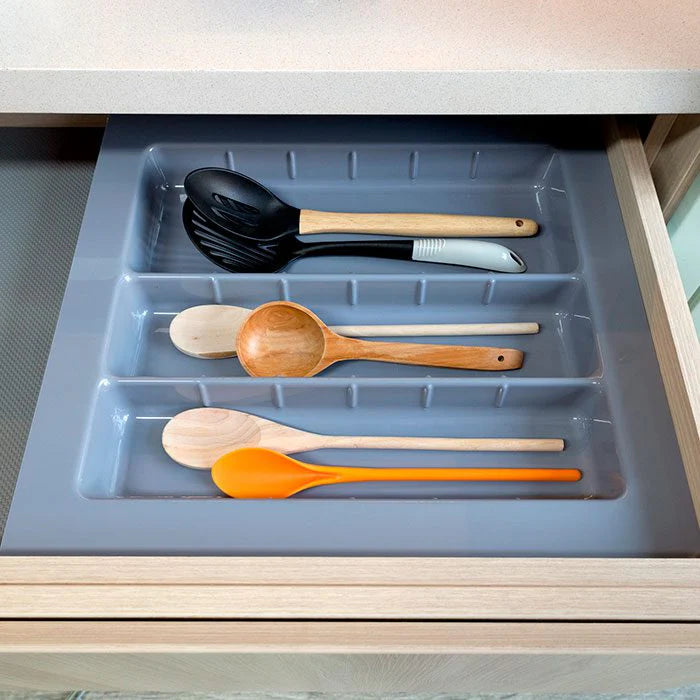 Organizador de cucharones 001 en color gris, con utensilios dentro de un cajón