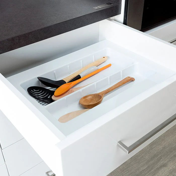 Organizador de cucharones 002 en color blanco, con utensilios dentro de un cajón