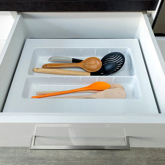 Organizador de cucharones 002 en color blanco, con utensilios dentro de un cajón