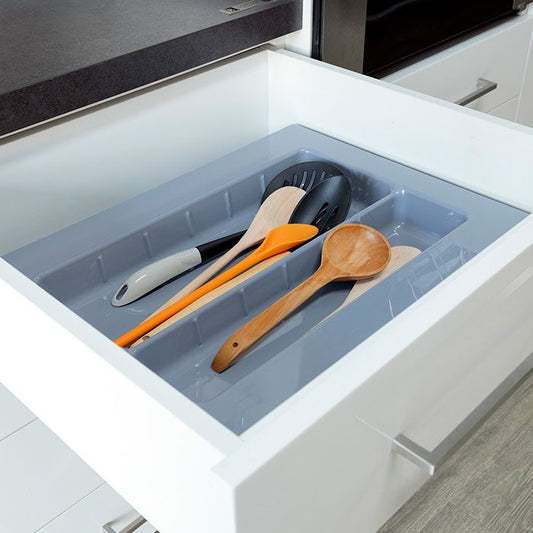 Organizador de cucharones 002 en color gris, con utensilios dentro de un cajón