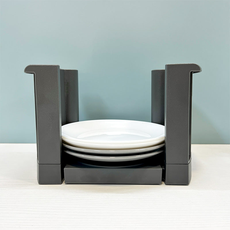 Organizador de platos extensible con platos blancos, vista frontal
