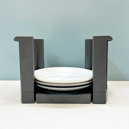 Organizador de platos extensible con platos blancos, vista frontal