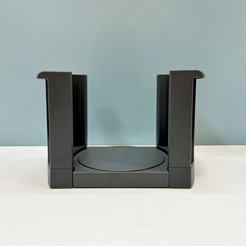 Organizador de platos extensible vacío y cerrado sobre una superficie clara