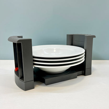 Organizador de platos extensible con platos blancos, vista en perspectiva