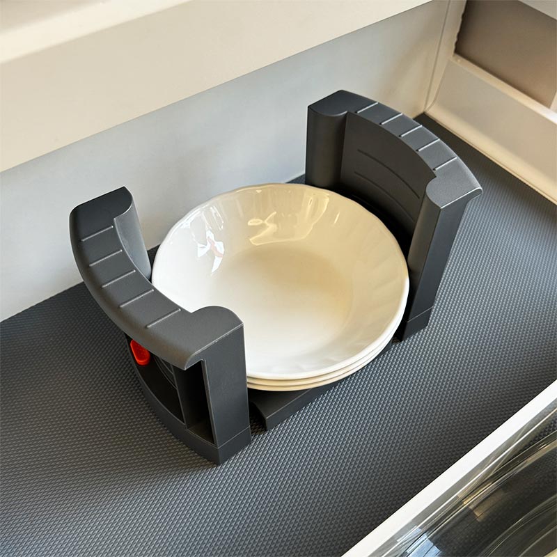 Organizador de platos extensible con platos dentro de un cajón