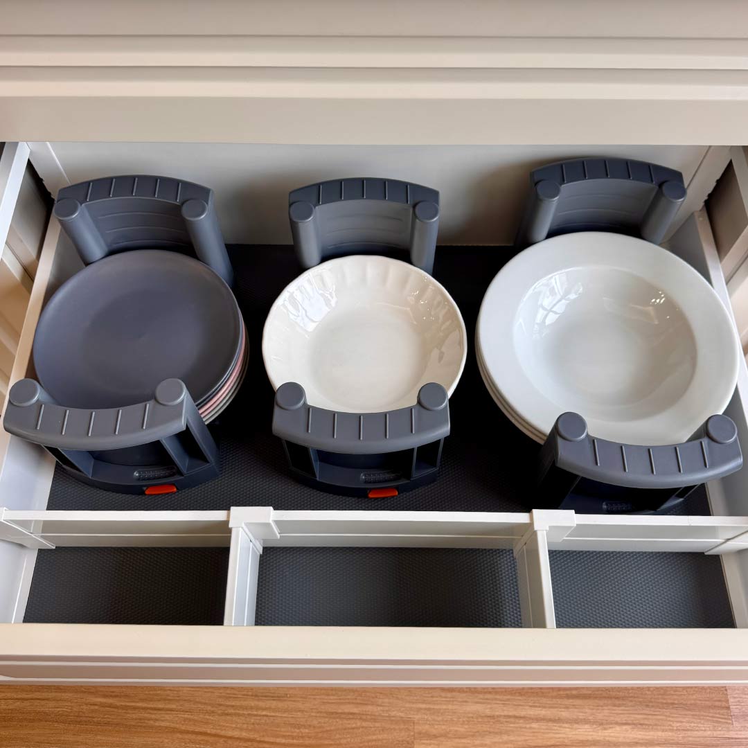 Organizador de platos extensible con varias unidades y platos organizados dentro de un cajón