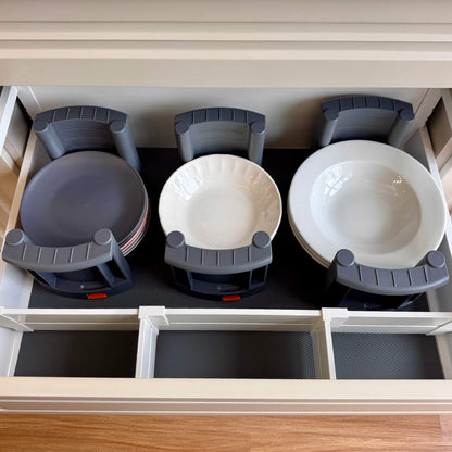 Organizador de platos extensible con varias unidades y platos organizados dentro de un cajón