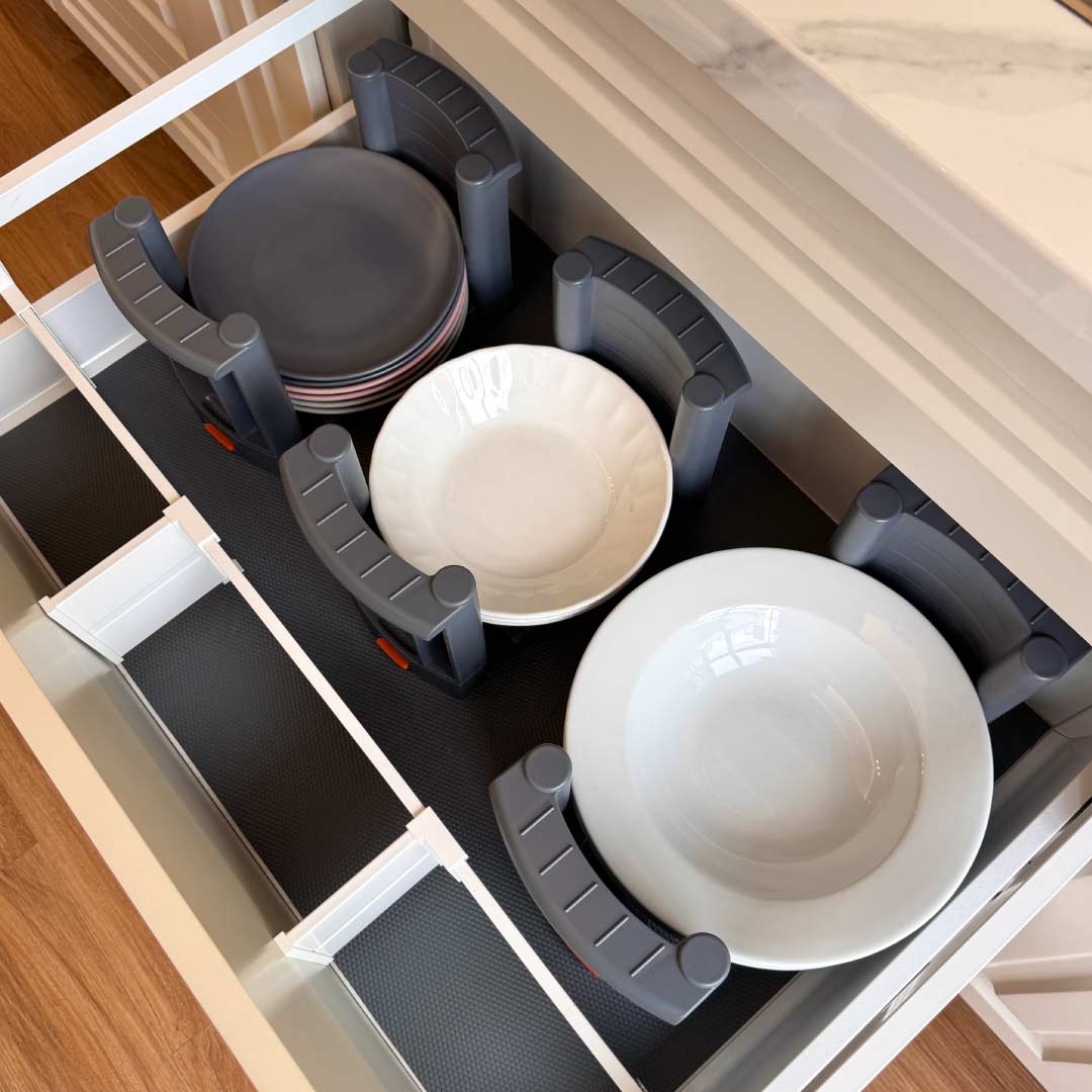Organizador de platos extensible con platos dentro de un cajón, vista en perspectiva