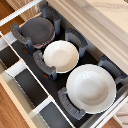 Organizador de platos extensible con platos dentro de un cajón, vista en perspectiva
