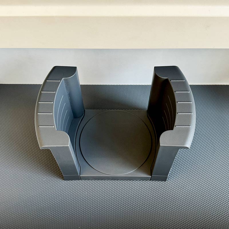 Organizador de platos extensible vacío dentro de un cajón, vista superior
