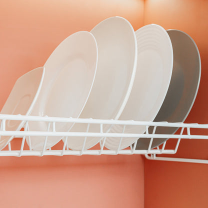 Organizador de platos y tazas a medida blanco con platos colocados verticalmente