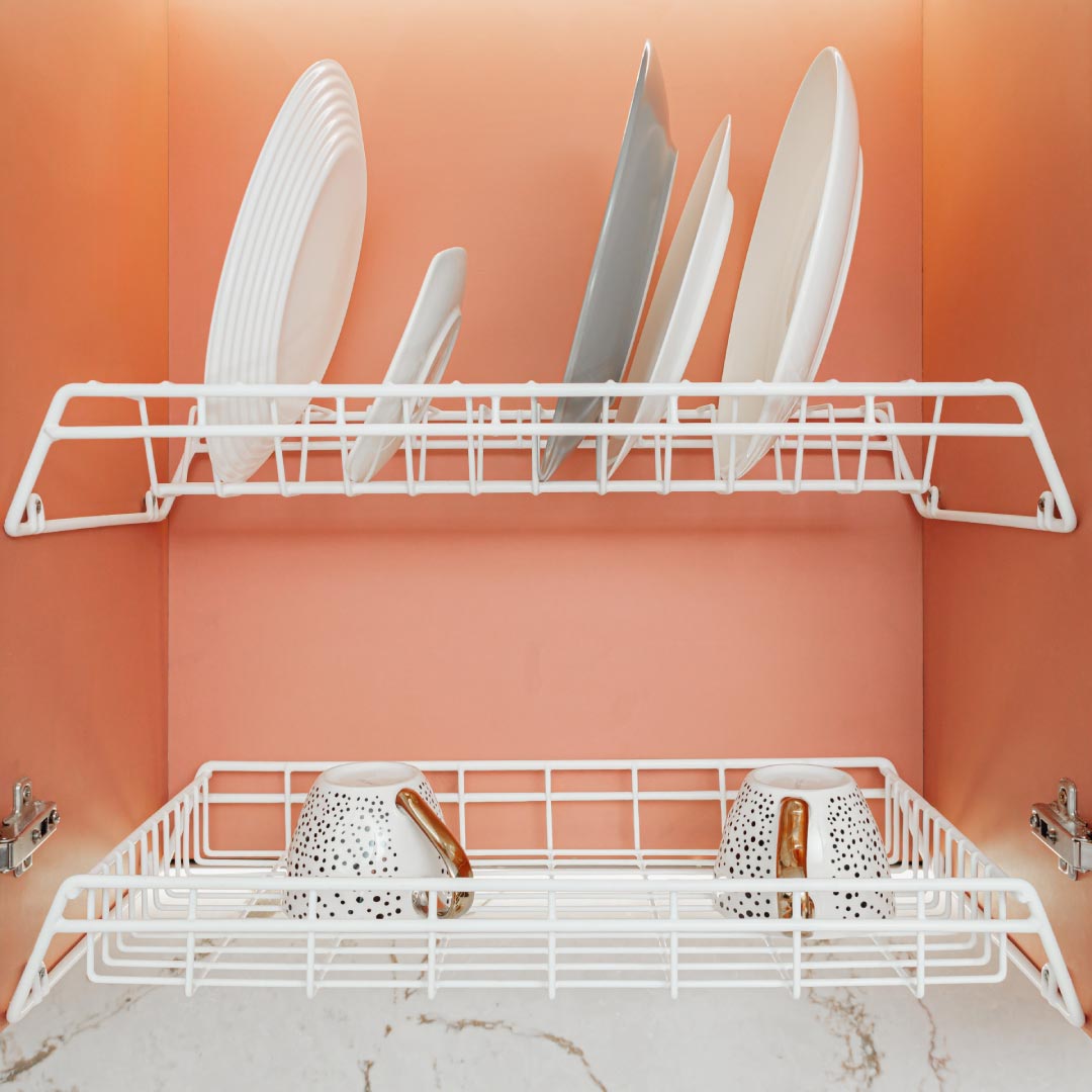 Organizador de platos y tazas a medida blanco con platos colocados verticalmente