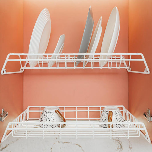 Organizador de platos y tazas a medida blanco con platos colocados verticalmente