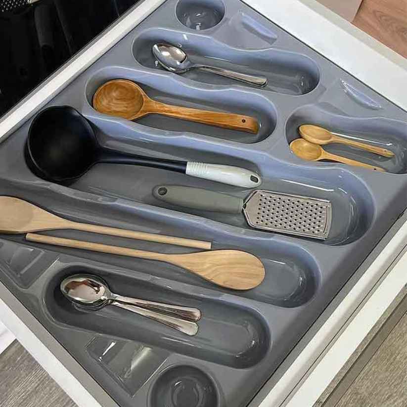 Organizador de utensilios y cubiertos 001 gris con cubiertos y utensilios organizados en sus compartimentos